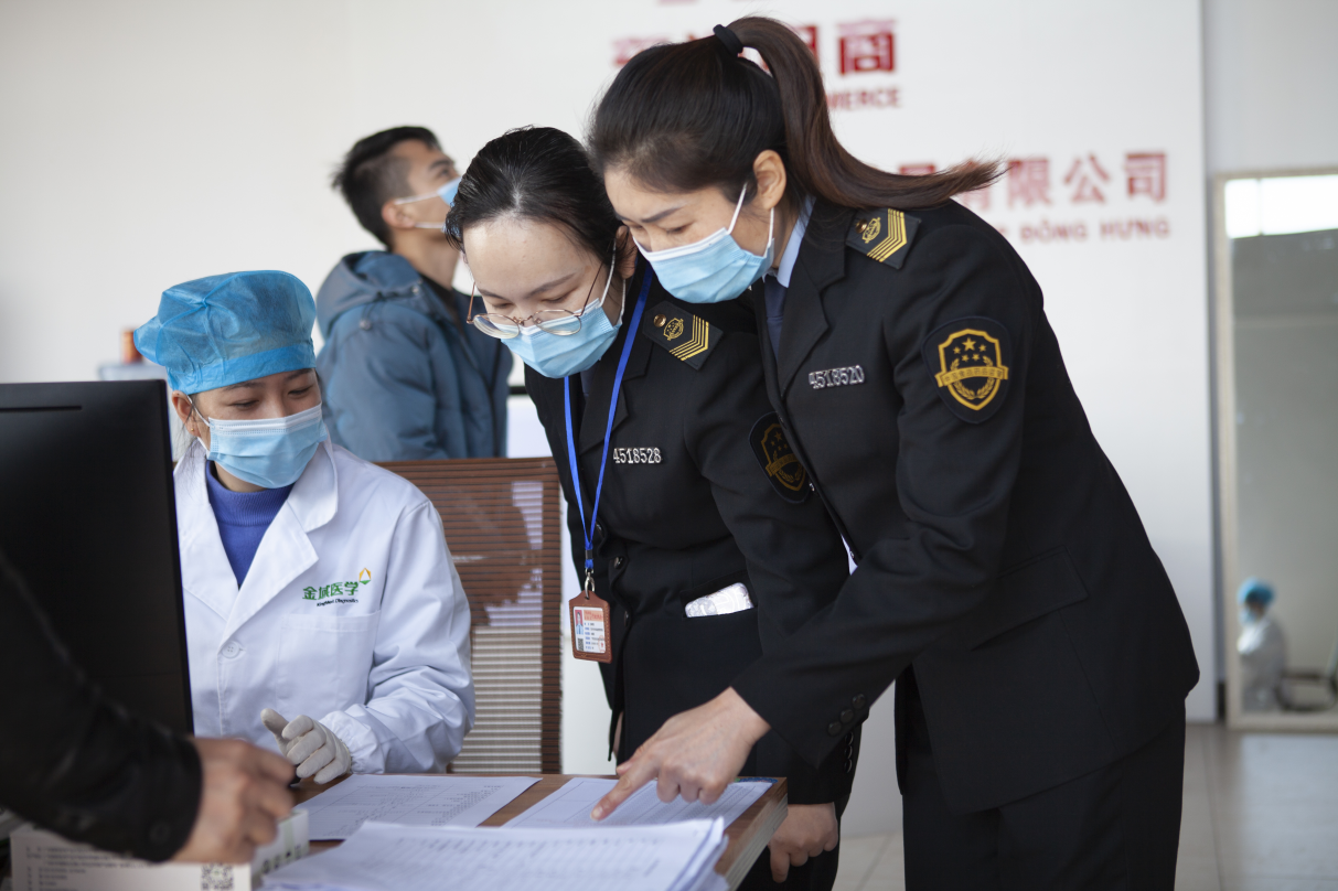 C:\Documents and Settings\Administrator\桌面\圖片\東興市市場(chǎng)監(jiān)督管理局執(zhí)法人員對(duì)集中監(jiān)管倉(cāng)區(qū)進(jìn)口冷鏈?zhǔn)称坟浳锴鍐魏瞬?png