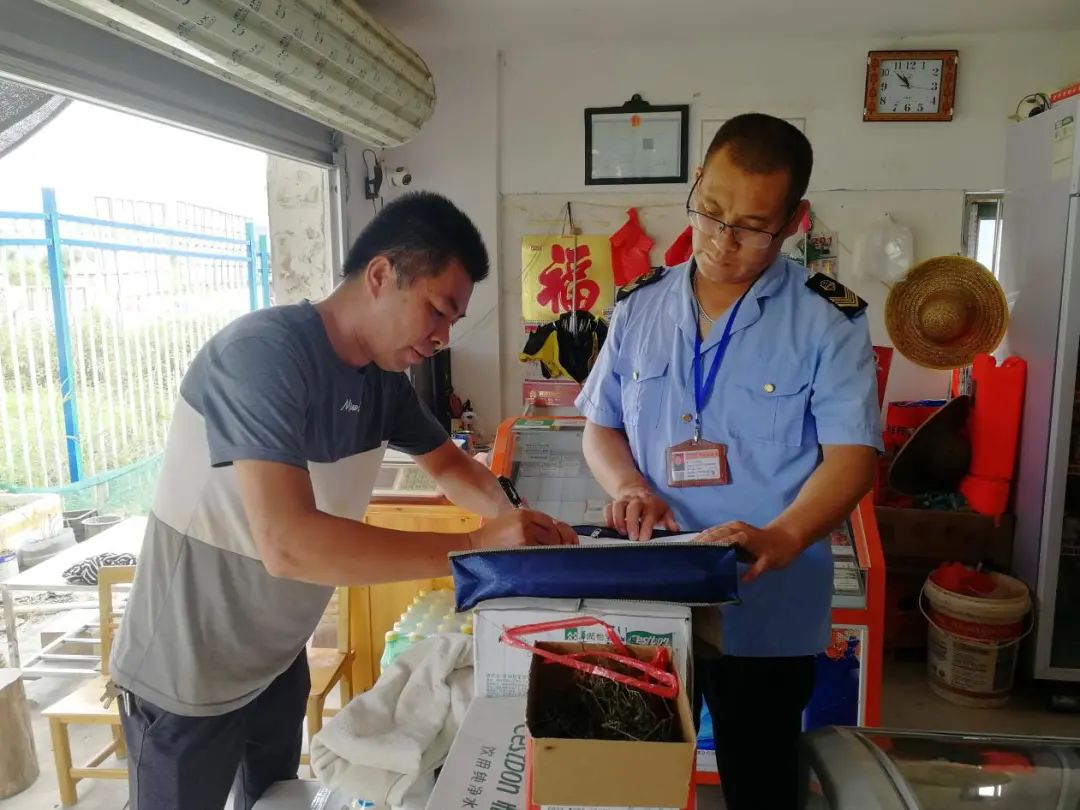 圖為許杰華（右一）到偏遠(yuǎn)農(nóng)村個(gè)體經(jīng)營(yíng)戶中開(kāi)展食品安全檢查工作